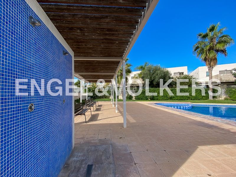 Foto 3d1149f8-7ba0-4f77-aef4-c64ab775ce07. Lloguer casa adossada amb calefacció aparcament piscina a Bétera