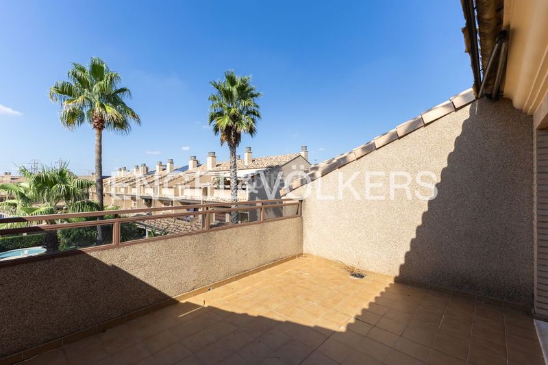 Foto 0c5764d4-c2ba-49c8-b4f0-328495847bb9. Casa adossada amb calefacció aparcament piscina a Valencia