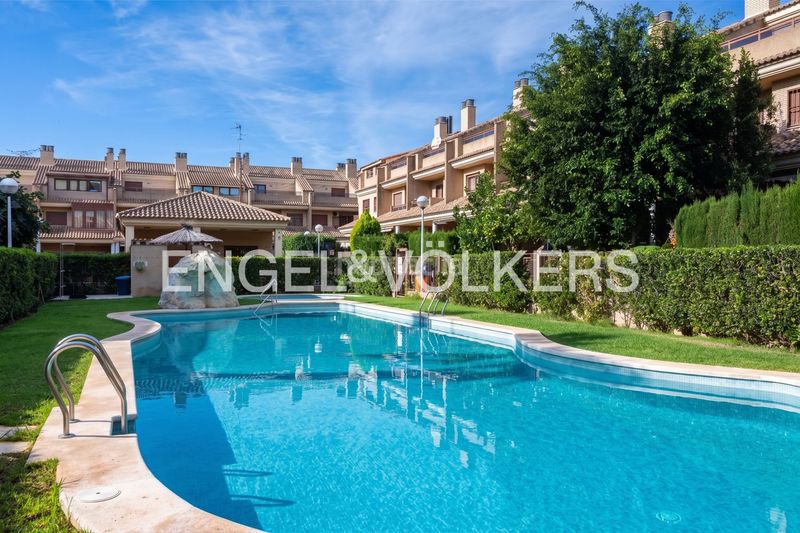 Foto 0ca65245-7de1-4b60-9c74-f9b3868bfd4b. Casa adossada amb calefacció aparcament piscina a Valencia