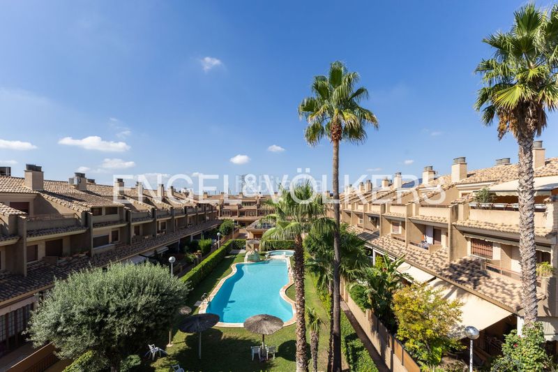 Foto 11bf32c8-538c-4aaf-8c12-d36ecb45ca63. Casa adossada amb calefacció aparcament piscina a Valencia