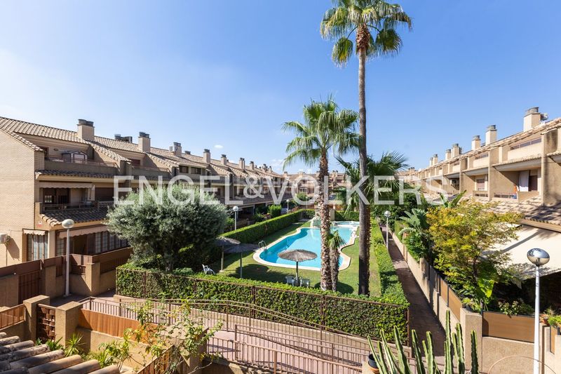 Foto 261622a6-b983-4881-8007-5a3c8af8f218. Casa adossada amb calefacció aparcament piscina a Valencia