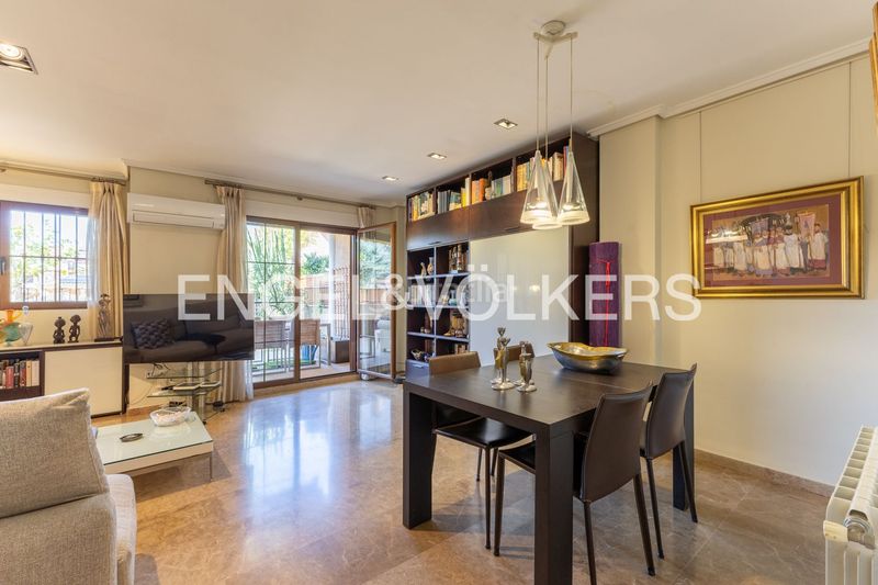Foto 43369c7c-555b-43ba-9328-cdb8d2588fa6. Casa adossada amb calefacció aparcament piscina a Valencia