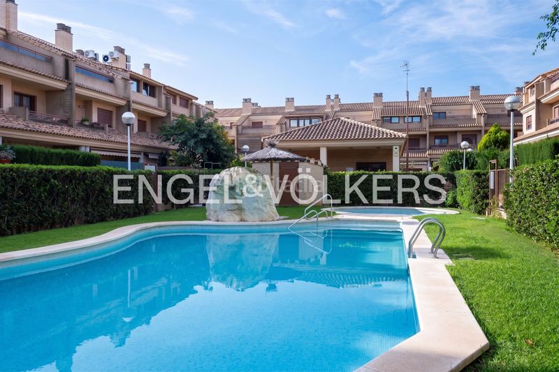 Foto 47d53cb2-d194-48c7-acd9-d440efac81c9. Casa adossada amb calefacció aparcament piscina a Valencia