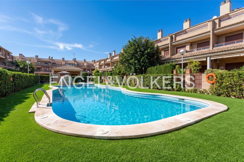Foto 99db7c31-f2ec-4c66-bdb3-3676c95a6d67. Casa adossada amb calefacció aparcament piscina a Valencia