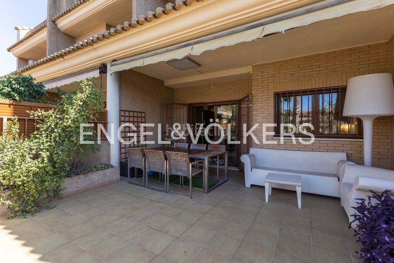Foto a63d94cc-910c-4af9-a927-d767c224135e. Casa adossada amb calefacció aparcament piscina a Valencia
