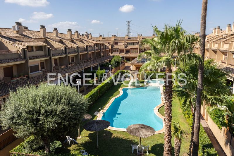 Foto a9d1b0cf-6770-4a57-ae96-2f0f1ada2f08. Casa adossada amb calefacció aparcament piscina a Valencia
