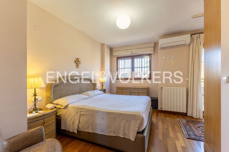 Foto aa48c957-2a38-4404-89a9-3eda5bd8cd7e. Casa adossada amb calefacció aparcament piscina a Valencia