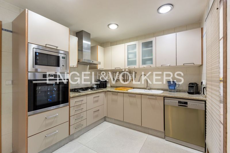 Foto b9c5a106-7511-449b-b6f9-925e6ee41230. Casa adossada amb calefacció aparcament piscina a Valencia