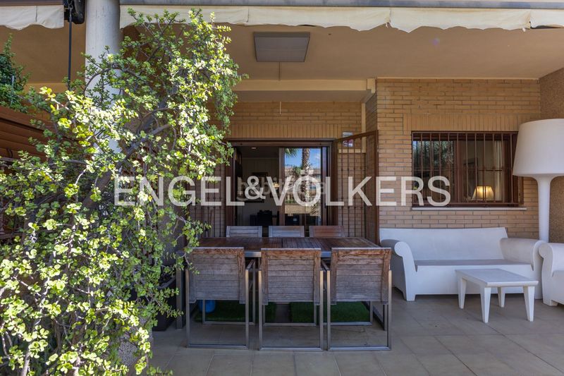 Foto bbe72033-af4a-45b4-a826-9c81ce389a00. Casa adossada amb calefacció aparcament piscina a Valencia