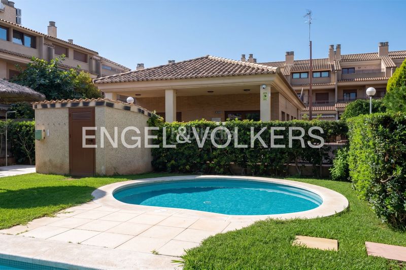 Foto c9964f6e-ad2e-4585-bfff-b30c743beefa. Casa adossada amb calefacció aparcament piscina a Valencia