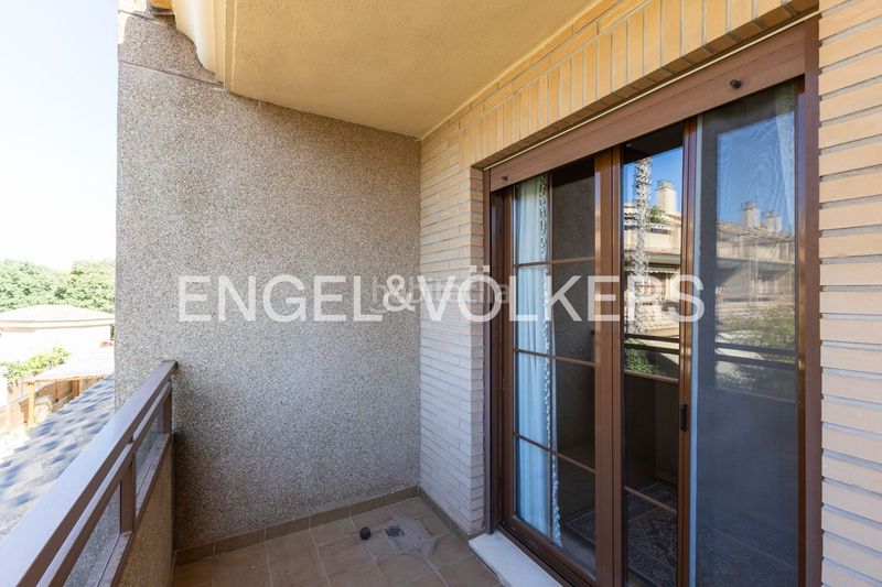 Foto dbf80d31-88cb-4898-99b8-284f0382d312. Casa adossada amb calefacció aparcament piscina a Valencia