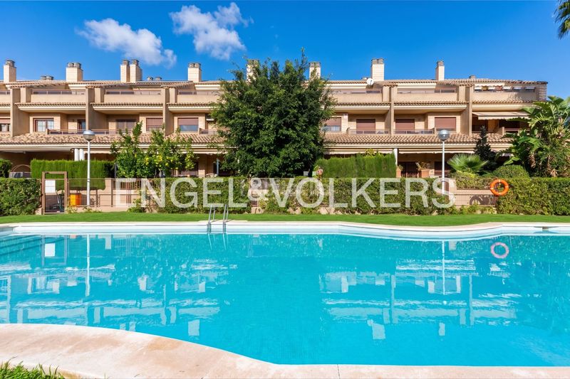 Foto f1229a9b-a5a6-46a8-aac1-db0be5d8753a. Casa adossada amb calefacció aparcament piscina a Valencia