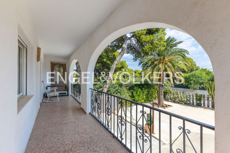Foto b0e25336-b839-4cde-b7d0-c20789667bd7. Casa amb calefacció aparcament a Las Rotas / Les Rotes Dénia