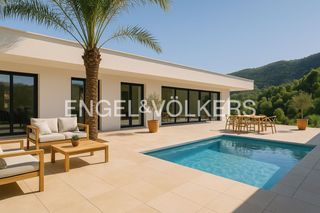 Casa en Monte Solana. Villa en monte solana con vistas impresionantes y de alta calida