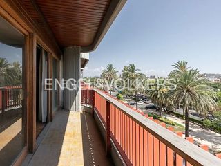 Appartement à Gran Via. Magnífica vivienda  con gran balcón y vistas al jardín del turia
