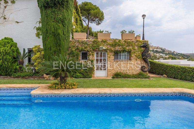 Foto 2c8aaa0e-311b-4540-a3ae-7e3f7518b2de. Alquiler casa exclusiva villa con impresionantes vistas al mar en la corona, jávea en Xàbia