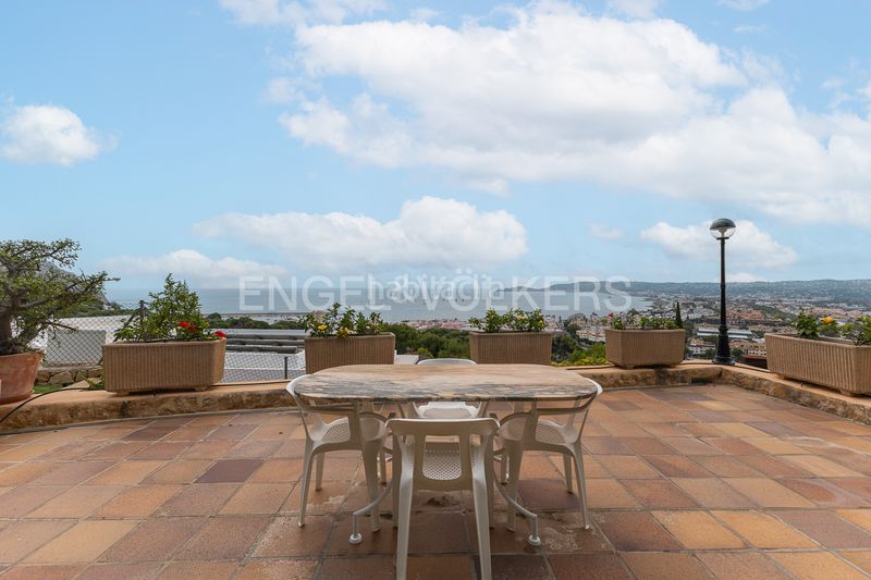 Foto fa888baf-f7a0-4f88-b5e2-2c3509fcbd71. Alquiler casa exclusiva villa con impresionantes vistas al mar en la corona, jávea en Xàbia