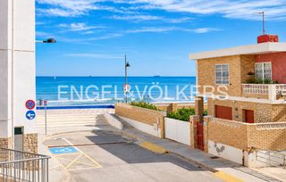 Lloguer Casa  Carrer verge de sales. Chalet pareado de 4 habitaciones con terraza, balcón y garaje en
