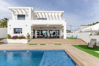 Casa in La Conarda-Montesano. Propiedad en dos alturas con piscina en montesano, bétera