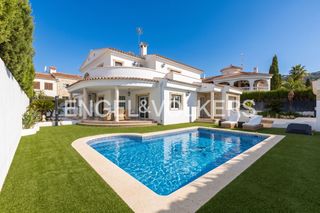 House in Alcossebre. Villa contemporánea con piscina privada en cala blanca, alcocebr