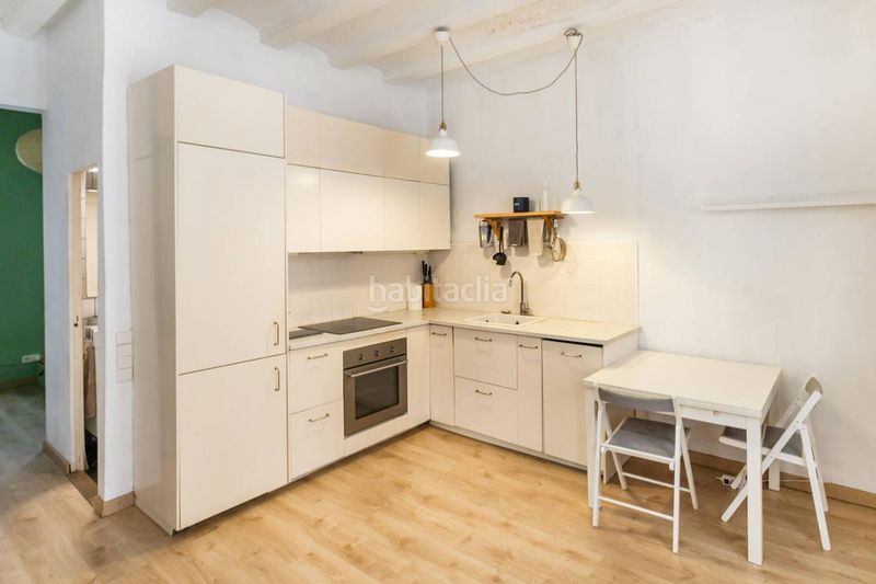 Foto 4a4c7e43-2c38-46b6-9c12-30e35e5b5dc9. Pis a Raval Barcelona