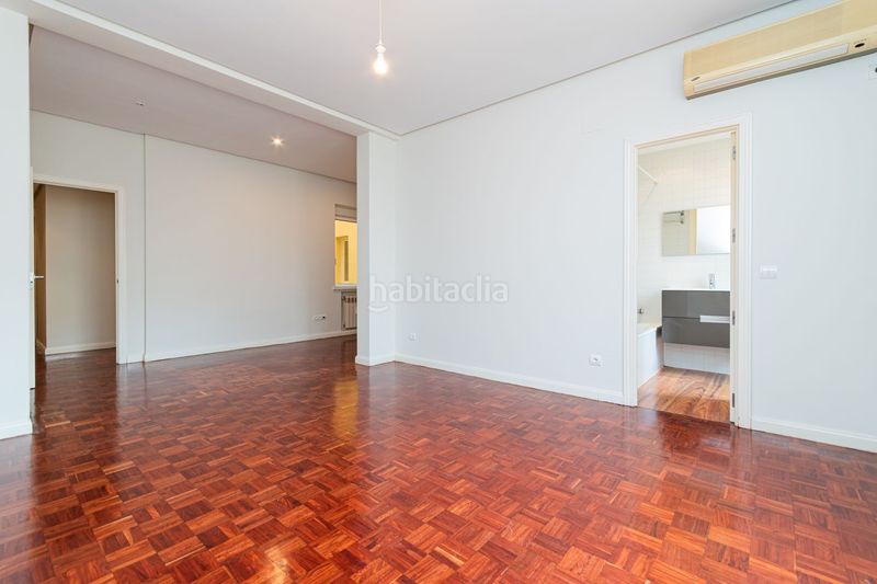 Foto f49b8360-f46f-43a0-8c18-61f7d6acbd48. Piso en Trafalgar Madrid