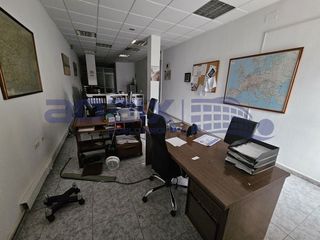 Local Comercial a Avenida primero de mayo. Local en venta en  puertollano, ciudad real