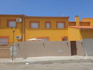 Casa adossada  Granada. Chalet reformado de 4 dormitorios en magán.toledo