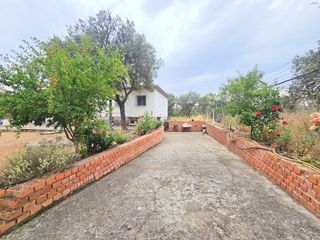 Casa  Avenida valdeolivas. Chalet independiente con parcela. villa del prado