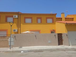 Chalet  Calle granada. Chalet reformado de 4 dormitorios en magán.toledo