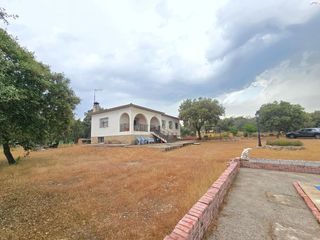 Chalet  Avenida valdeolivas. Chalet independiente con parcela. villa del prado