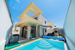 Chalet in Montesinos (Los). Villa independiente con piscina climatizada, placas solares y ca
