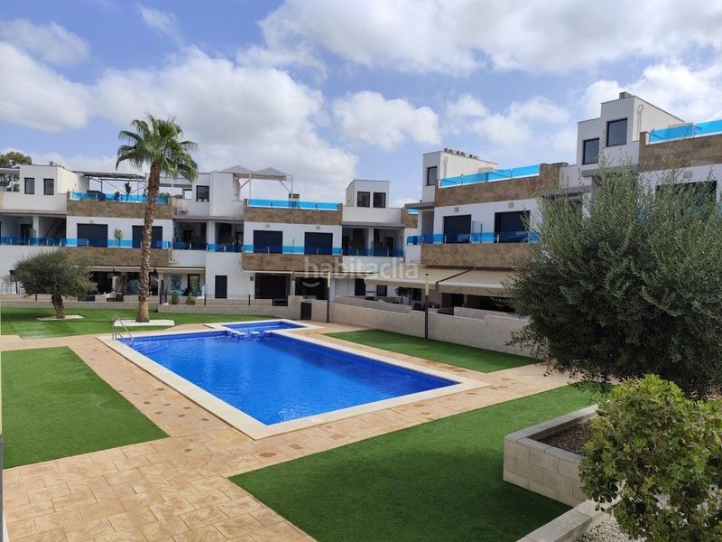 Foto 35df6738-c5ac-4ab7-8ec5-aef1786c3bd3. Casa adossada amb piscina a Bigastro