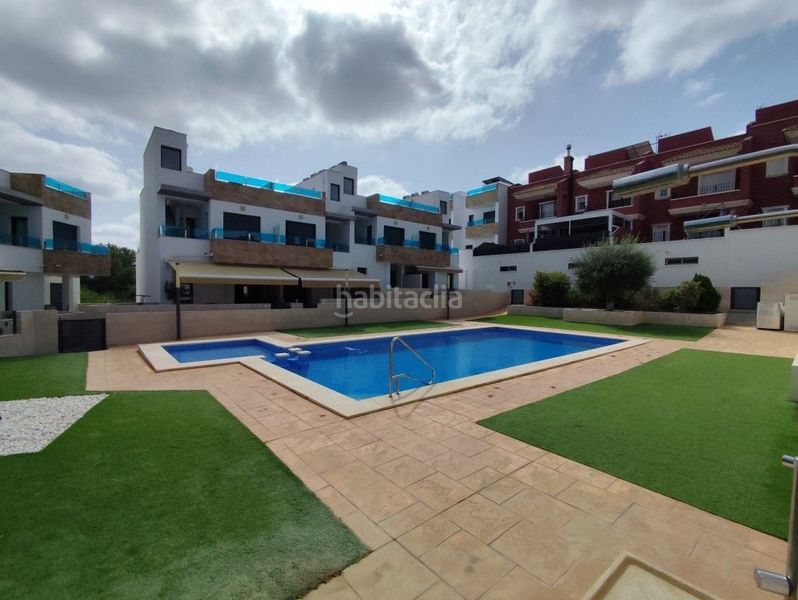 Foto ad2c6758-a4ae-4c6a-b1d2-4dc4687e4d9a. Casa adossada amb piscina a Bigastro