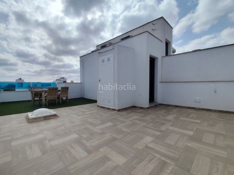 Foto ed537a2d-94bf-4e1e-b1d6-07feb6e063f6. Casa adossada amb piscina a Bigastro