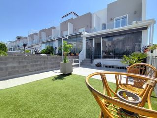 Bauernhof in Parque Acuático - Sector 25. Casa adosada en esquina en venta en torrevieja