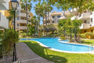 Attico in Punta Prima. Ático con vistas al mar, terraza y solárium privado en panorama