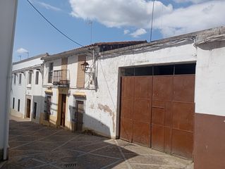Casa adossada a Jerez de los Caballeros. Gran casa con más de 300 metros de terreno en pleno casco antigu