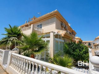 Casa a Playa Flamenca. Fantástico dúplex con solárium, jardín privado y piscina comunit