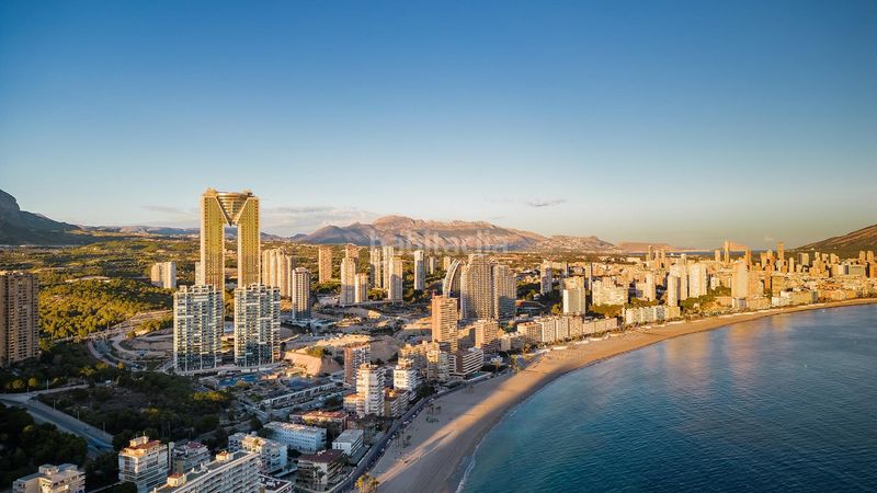 Foto 90bf70fe-7d3d-4d99-89a1-fb00be6d3ce4. Apartament amb calefacció aparcament piscina a Playa Poniente Benidorm