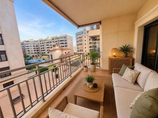 Piso  Calle gaus. Moderna vivienda en venta de cuatro dormitorios en urbanización