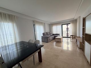 Pis  Calle gaus. Moderna vivienda en venta de cuatro dormitorios en urbanización