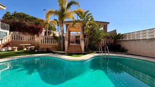 Chalet à Jubalcoi. Espléndido chalet independiente en bonavista, elche con piscina
