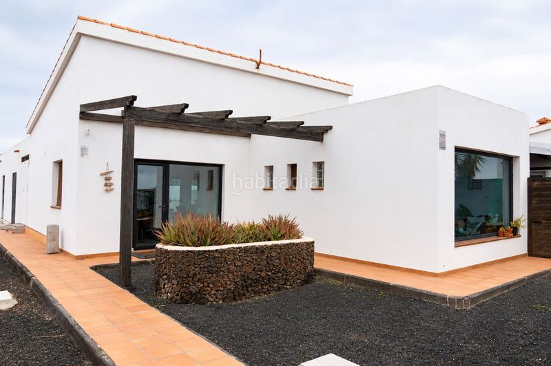 Foto 44d5b320-b357-4da1-a3da-b7a38b0959d3. Casa amb piscina a Lajares Oliva (La)