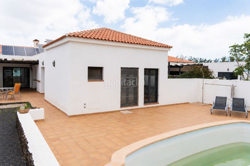 Foto de078783-c034-43a8-b817-ad4d1fb5ceb5. Casa amb piscina a Lajares Oliva (La)