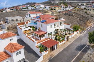 Casa en Tarajalejo. Villa exclusiva con piscina y apartamento independiente en taraj