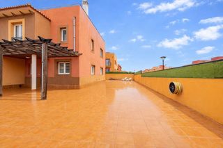 Duplex in Corralejo. Chalet pareado en esquina con vistas al mar y azotea en corralej