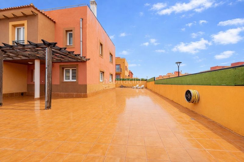 Foto ff8521e9-1f8b-4ad3-ad89-dfd175caab30. Dúplex amb piscina a Corralejo Oliva (La)