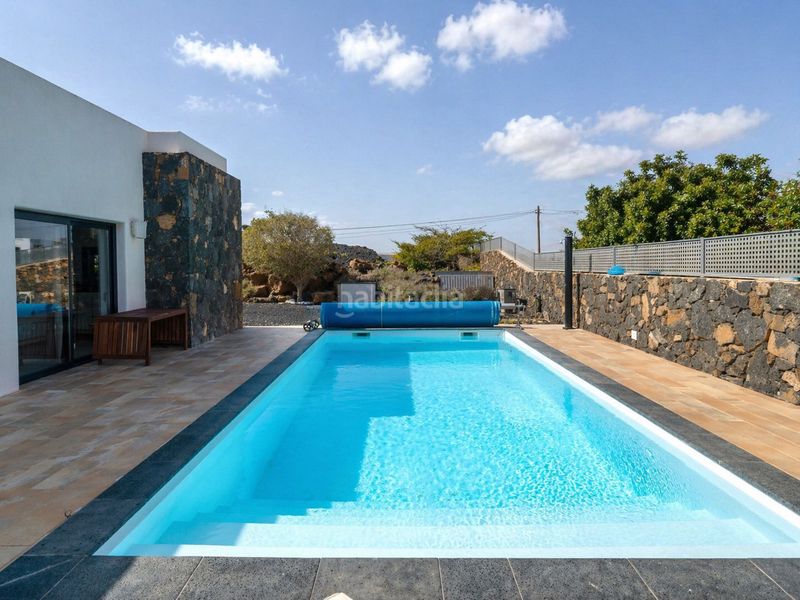 Foto c8d56bd8-4266-46f1-af81-e64c36d270cb. Chalet with pool in Lajares Oliva (La)
