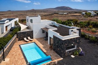 Chalet  De la cuesta valerio. Villa de lujo en lajares con piscina climatizada y potencial de